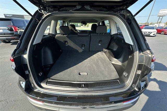 Photo of 2023 Diamond Black Crystal Pearlcoat Jeep Grand Cherokee