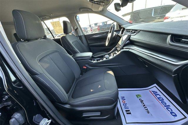 Photo of 2023 Diamond Black Crystal Pearlcoat Jeep Grand Cherokee