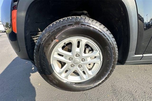 Photo of 2023 Diamond Black Crystal Pearlcoat Jeep Grand Cherokee