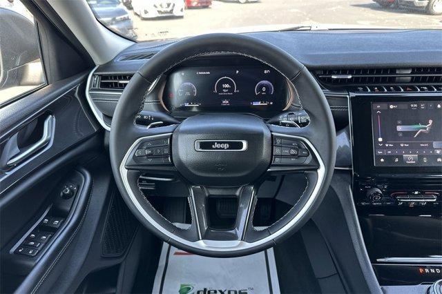 Photo of 2023 Diamond Black Crystal Pearlcoat Jeep Grand Cherokee