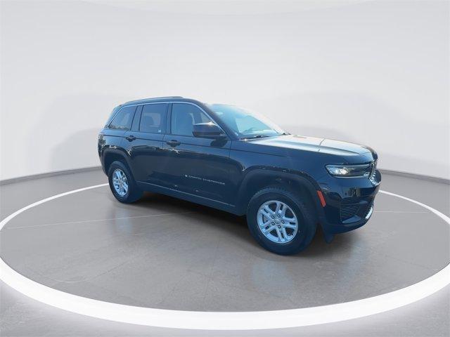 Photo of 2023 Diamond Black Crystal Pearlcoat Jeep Grand Cherokee