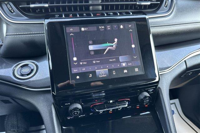 Photo of 2023 Diamond Black Crystal Pearlcoat Jeep Grand Cherokee
