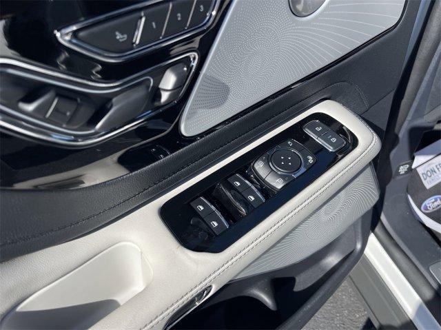 Photo of 2025 Pristine White Metallic Tri-Coat Lincoln Aviator