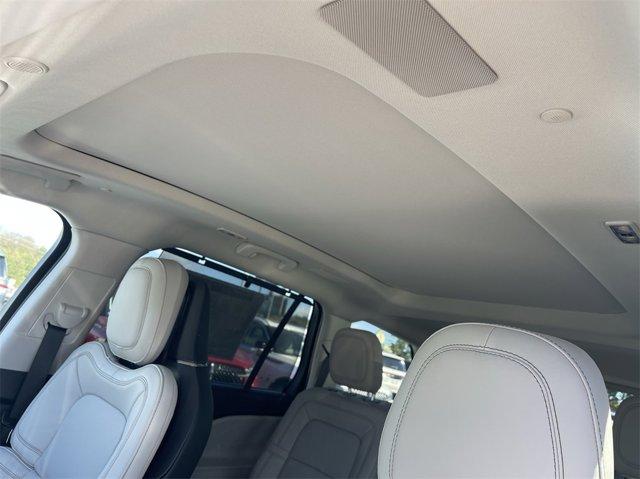 Photo of 2025 Pristine White Metallic Tri-Coat Lincoln Aviator