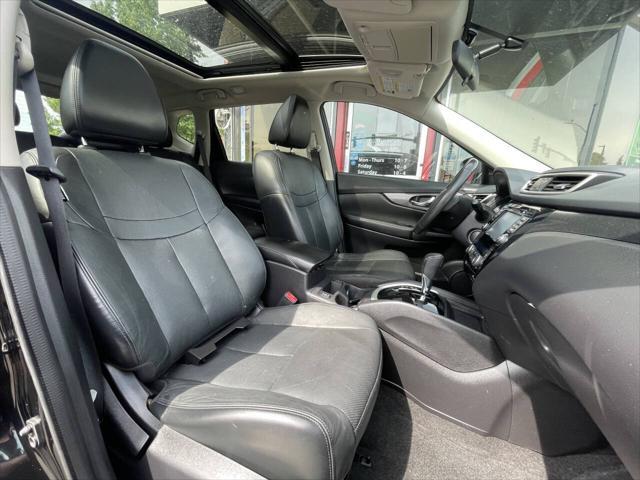 Photo of 2014 Super Black Nissan Rogue