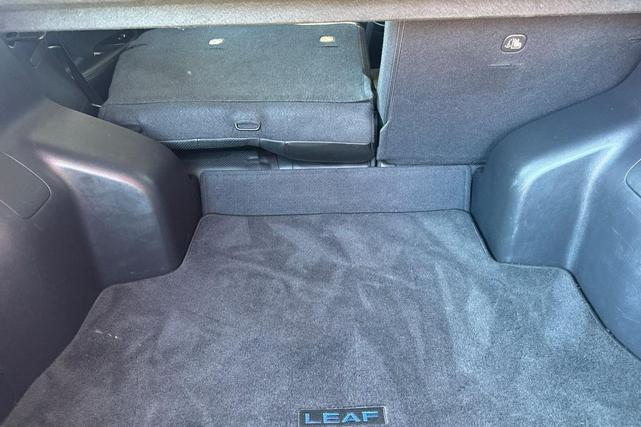Photo of 2015 Gun Metallic Nissan Leaf