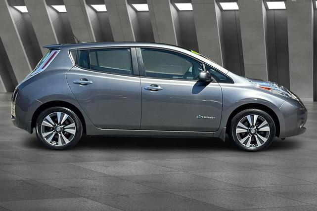 Photo of 2015 Gun Metallic Nissan Leaf