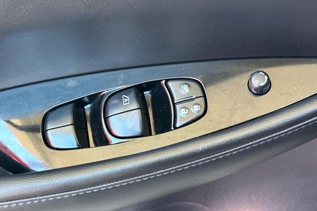 Photo of 2015 Gun Metallic Nissan Leaf