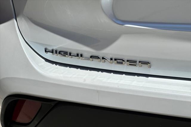 Photo of 2022 Wind Chill Pearl Toyota Highlander