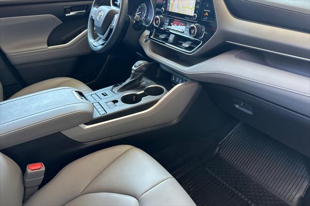 Photo of 2022 Wind Chill Pearl Toyota Highlander