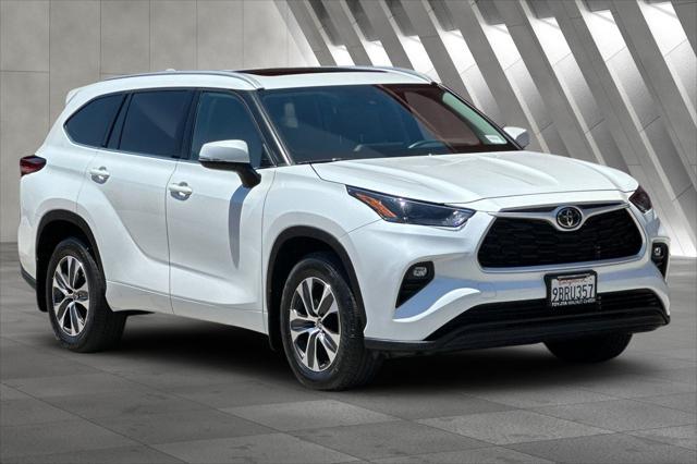 Photo of 2022 Wind Chill Pearl Toyota Highlander