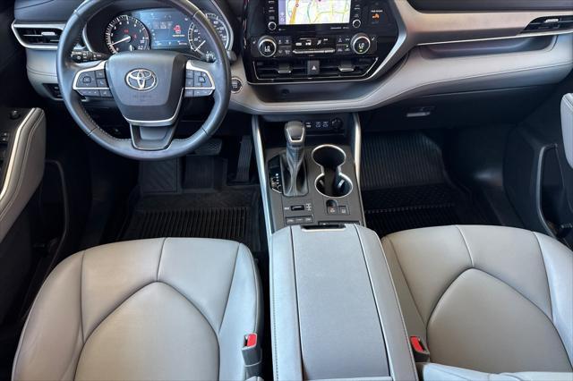 Photo of 2022 Wind Chill Pearl Toyota Highlander