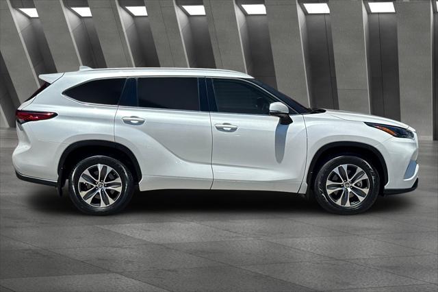 Photo of 2022 Wind Chill Pearl Toyota Highlander