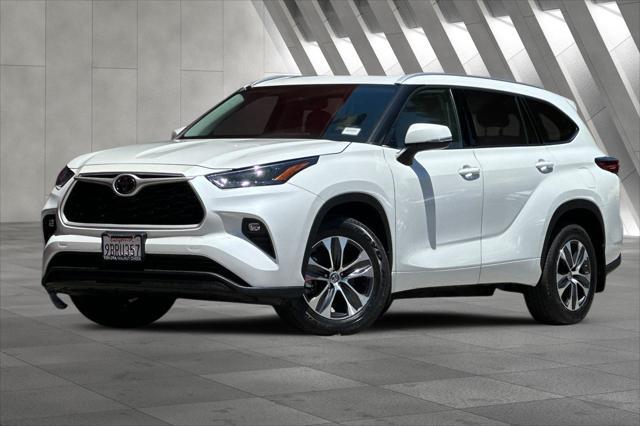 Photo of 2022 Wind Chill Pearl Toyota Highlander