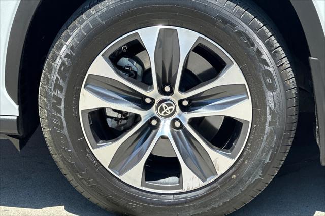 Photo of 2022 Wind Chill Pearl Toyota Highlander