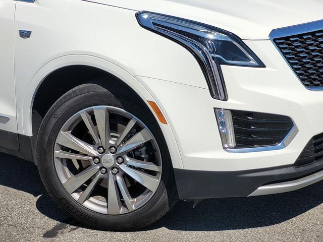 Photo of 2024 Crystal White Tricoat Cadillac XT5