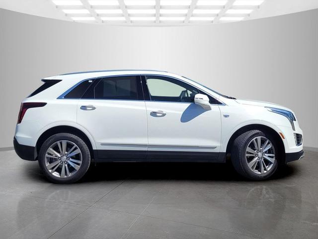 Photo of 2024 Crystal White Tricoat Cadillac XT5