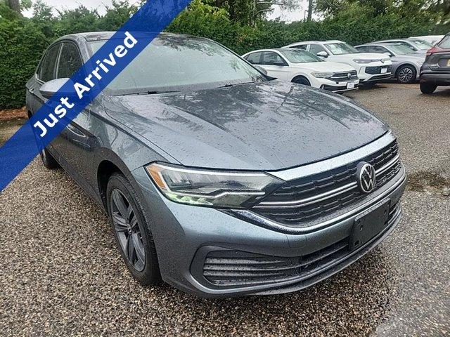 Photo of 2022 Platinum Gray Metallic Volkswagen Jetta