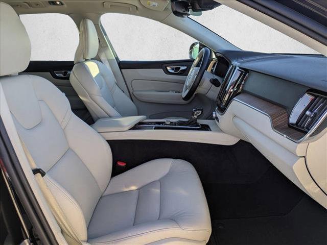 Photo of 2021 Onyx Black Metallic Volvo XC60