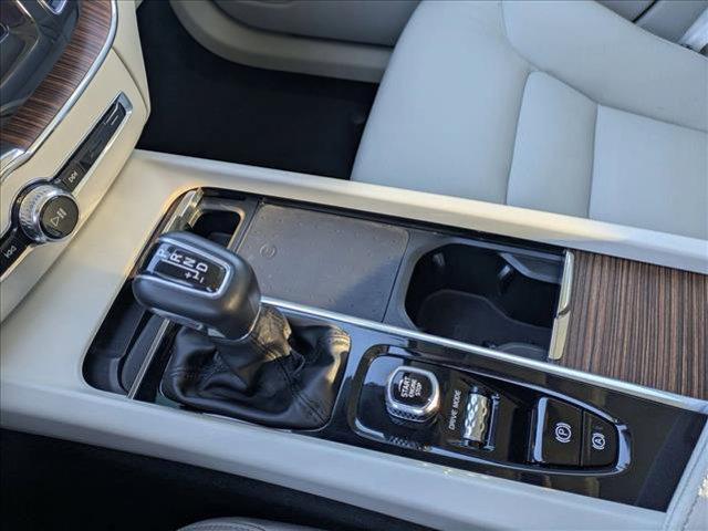 Photo of 2021 Onyx Black Metallic Volvo XC60