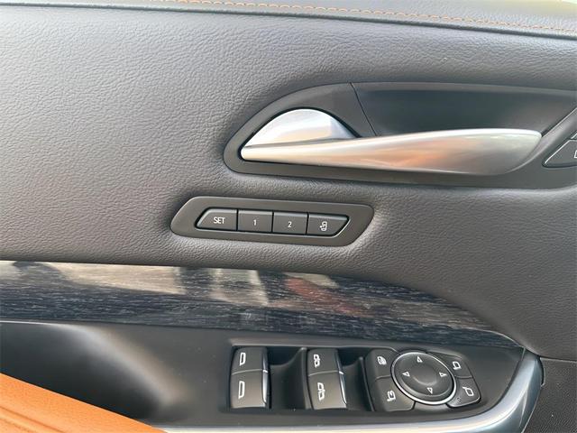 Photo of 2024 Crystal White Tricoat Cadillac XT4