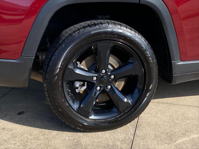 Photo of 2023 Velvet Red Pearlcoat Jeep Grand Cherokee L