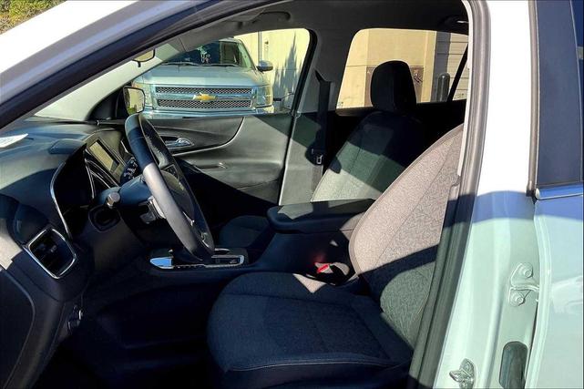 Photo of 2023 White Chevrolet Equinox