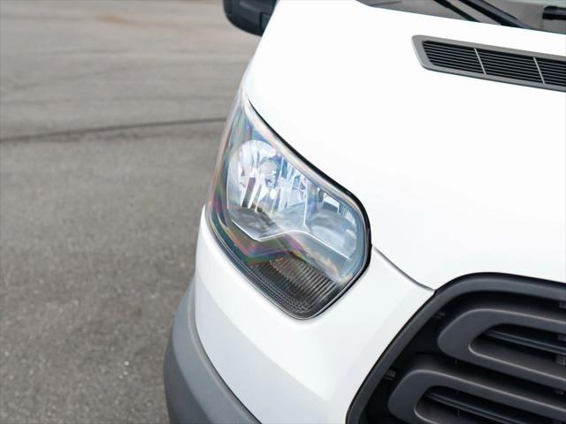 Photo of 2018 Oxford White Ford Transit-350