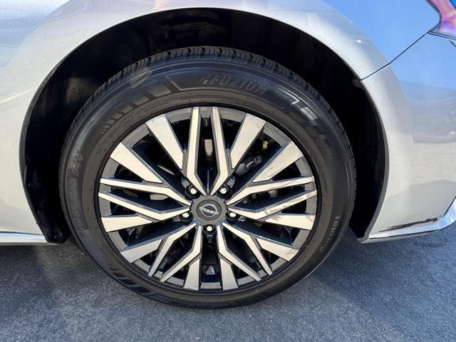 Photo of 2023 Brilliant Silver Metallic Nissan Altima