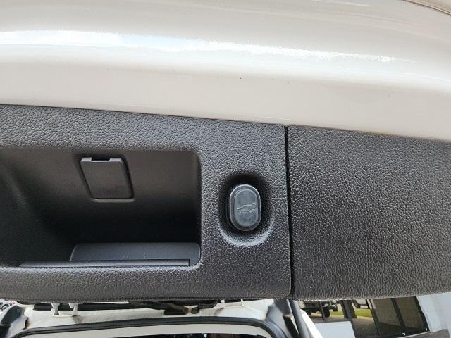 Photo of 2019 Summit White Chevrolet Suburban
