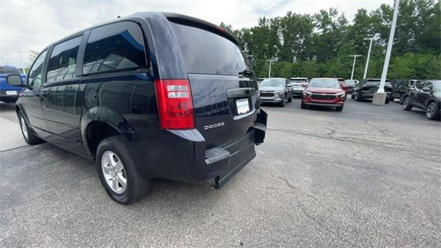 Photo of 2010 Blackberry Pearlcoat Dodge Grand Caravan