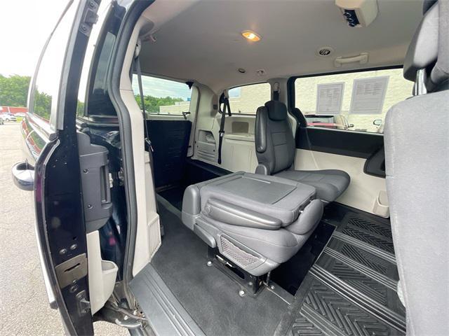 Photo of 2010 Blackberry Pearlcoat Dodge Grand Caravan