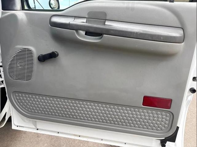 Photo of 2004 Oxford White Clearcoat Ford F-250
