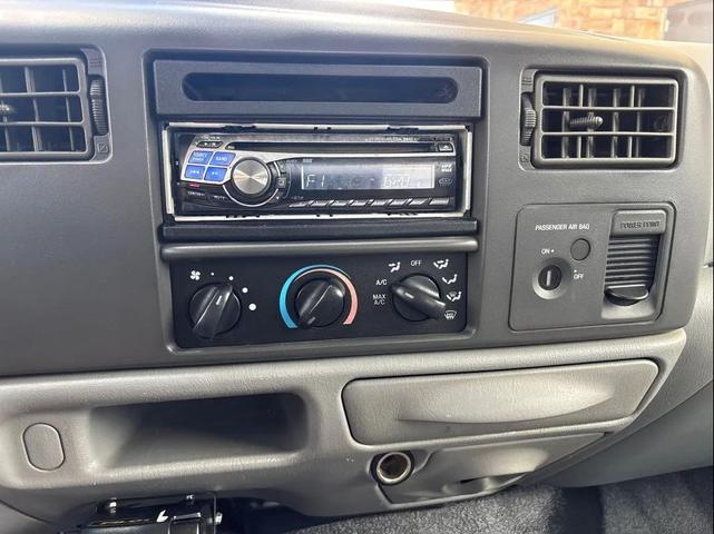 Photo of 2004 Oxford White Clearcoat Ford F-250