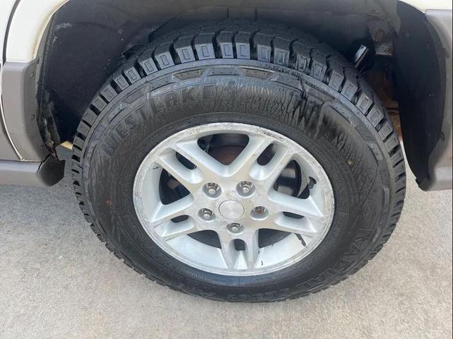 Photo of 2004 Stone White Clearcoat Jeep Grand Cherokee