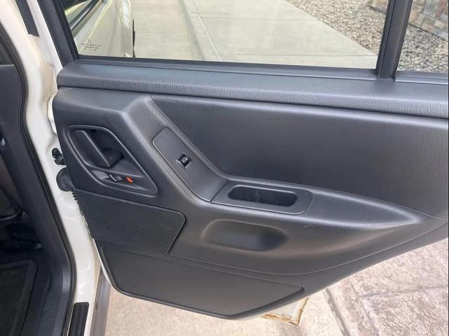 Photo of 2004 Stone White Clearcoat Jeep Grand Cherokee