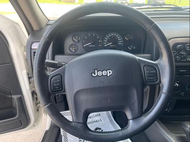 Photo of 2004 Stone White Clearcoat Jeep Grand Cherokee