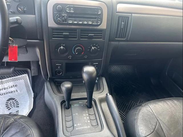 Photo of 2004 Stone White Clearcoat Jeep Grand Cherokee