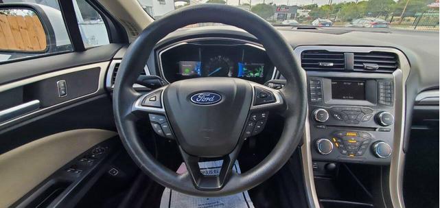 Photo of 2018 Oxford White Ford Fusion Hybrid