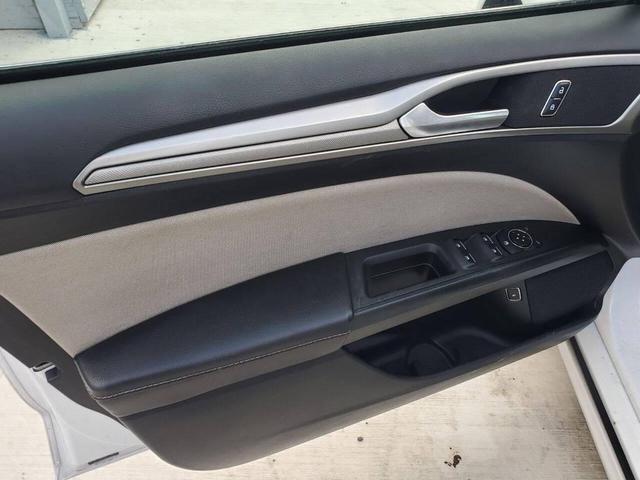 Photo of 2018 Oxford White Ford Fusion Hybrid