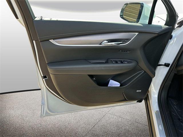 Photo of 2025 Crystal White Tricoat Cadillac XT6