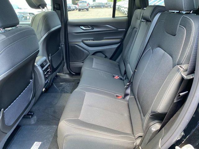 Photo of 2025 Diamond Black Crystal Pearlcoat Jeep Grand Cherokee