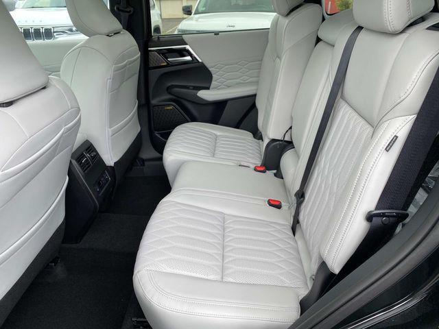 Photo of 2025 Black Diamond/Alloy Silver Roof Mitsubishi Outlander
