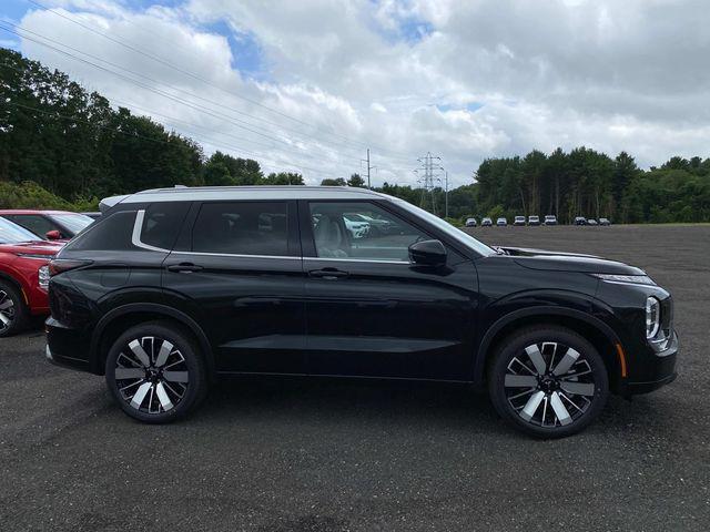 Photo of 2025 Black Diamond/Alloy Silver Roof Mitsubishi Outlander