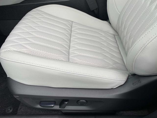 Photo of 2025 Black Diamond/Alloy Silver Roof Mitsubishi Outlander