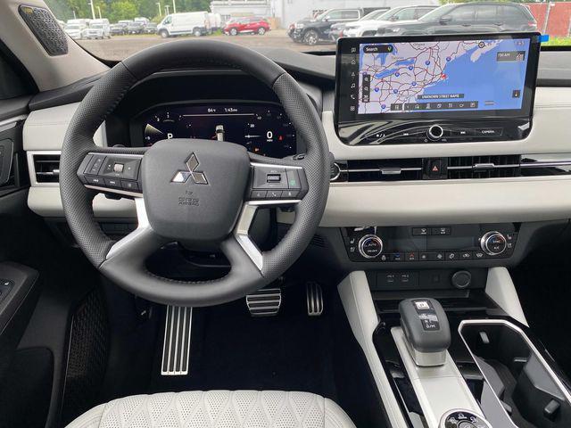 Photo of 2025 Black Diamond/Alloy Silver Roof Mitsubishi Outlander