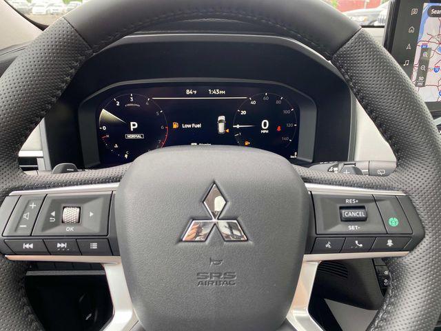 Photo of 2025 Black Diamond/Alloy Silver Roof Mitsubishi Outlander