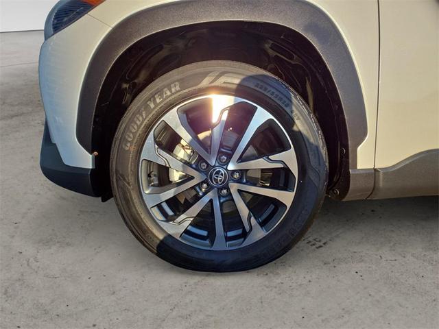 Photo of 2022 Pearl Toyota Corolla Cross