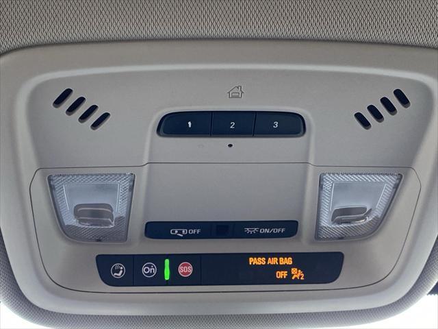 Photo of 2021 Silver Ice Metallic Chevrolet Traverse