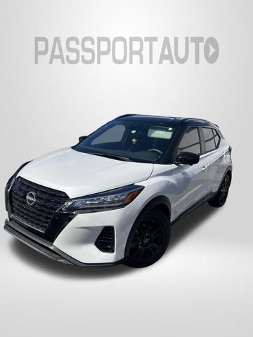 Photo of 2023 Aspen White Tricoat/Super Black Nissan Kicks